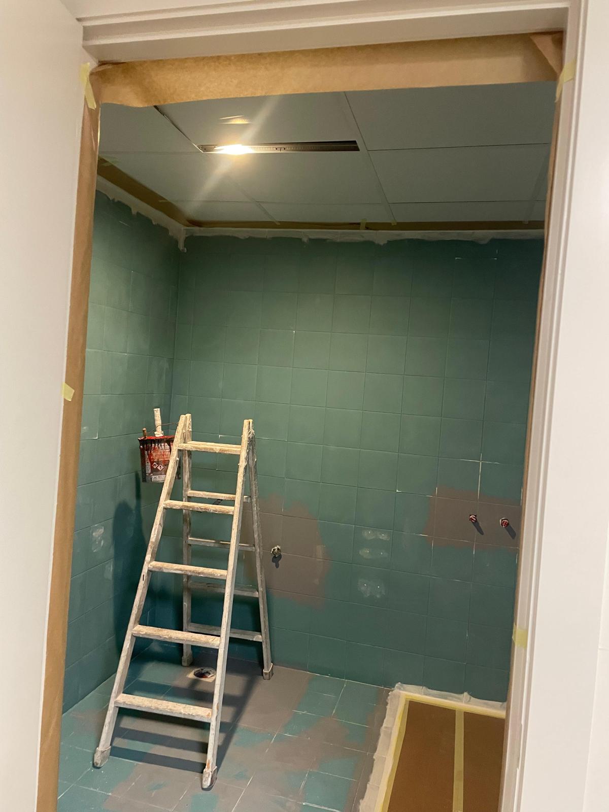 Renovación de baño con pintura sobre azulejo — Tortosa